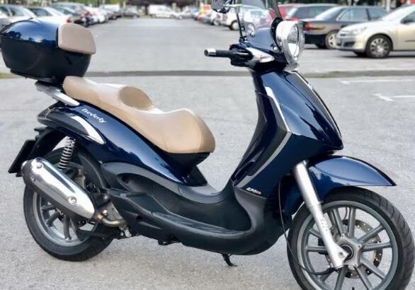 Εκλάπη Ν. Σμύρνη σκούτερ Piaggio Βeverly Tourer 250 μπλε χρώματος Μηχανή- Νέα Σμύρνη