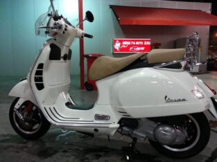 Εκλάπη PIAGGIO VESPA GTS 300 πινακίδα ΤΖΧ894 χρώμα λευκό με μπαγκαζιέρα λευκή ,παρμπριζ, και διπλή σέλα καφέ-μουσταρδί Μηχανή- Μενεκράτους 100