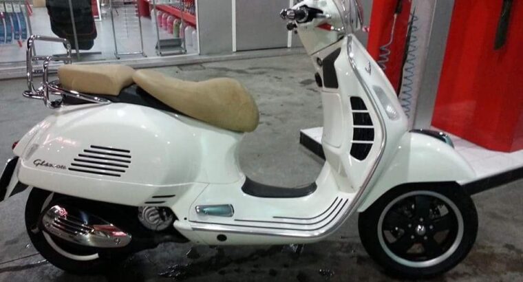 Εκλάπη PIAGGIO VESPA GTS 300 πινακίδα ΤΖΧ894 χρώμα λευκό με μπαγκαζιέρα λευκή ,παρμπριζ, και διπλή σέλα καφέ-μουσταρδί Μηχανή- Μενεκράτους 100