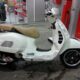 Εκλάπη PIAGGIO VESPA GTS 300 πινακίδα ΤΖΧ894 χρώμα λευκό με μπαγκαζιέρα λευκή ,παρμπριζ, και διπλή σέλα καφέ-μουσταρδί Μηχανή- Μενεκράτους 100